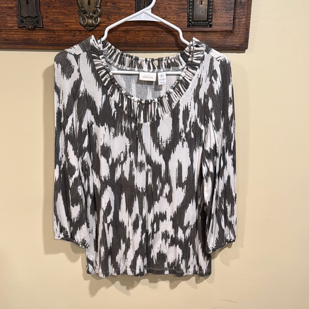 Chico's Army Green and Ivory 3/4 Sleeve Blouse